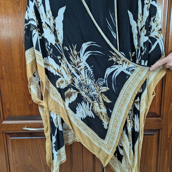 Vince Camuto Black and Gold Floral Wrap - Picture 3 of 8